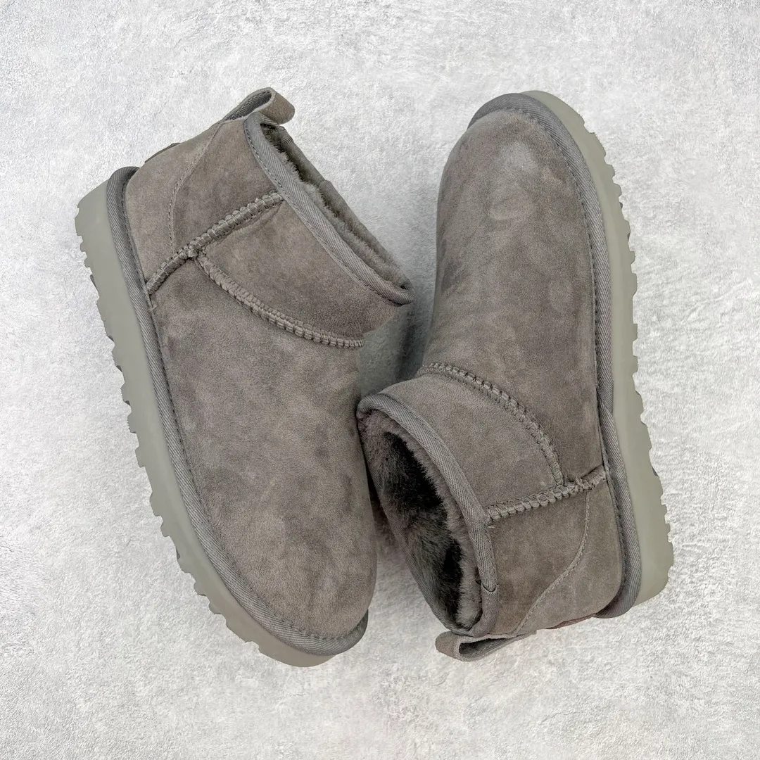 Pick up locally 💰520 UGG Zhou Dongyu's same style 6109 classic autumn and winter sheep fur integrated snow boots. All shoes are made from ZP. Longfeng A-grade Australian imported sheep fur integrated men's and women's boots. Brand OEM production line. Fully follow the ZP process. OEM original pattern maker. Adhering to the principle of no original shoes and no development selection. Pay attention to every detail. The most authentic version on the market TREADLITE "Light Wing" technology outsole Lightweight/durable/flexible/pile type [solemn after-sales commitment] If there are major quality problems such as degumming/broken bottom within one month, we will directly replace it with a new one for you! Size: 35 36 37 38 39 40 41 42 43 44 45 Coding: by2936050